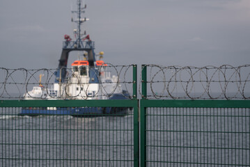  
PROTECTING SITE - Separating seaport with fence and razor wire 
