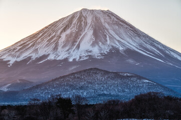 山梨県河口湖町　富士山を照らす精進湖の夜明け