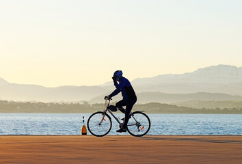 Fototapeta premium Silhouette of a cyclist near the seashore