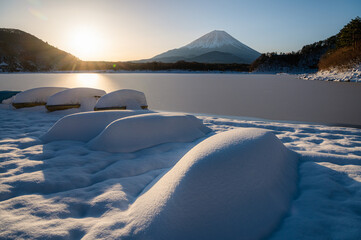 山梨県河口湖町　富士山を照らす精進湖の夜明け