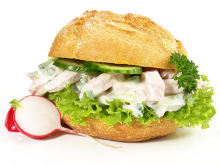 Fleischsalat im Brötchen
