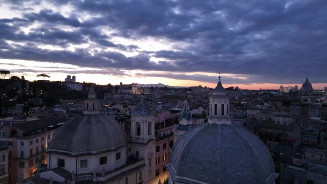 Piazza del Popolo e il tridente, Il centro della citt&agrave; di Roma. Italia.
Spettacolare ripresa aerea del centro storico di Roma, all'alba.
