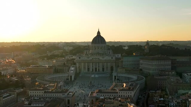Tramonto su piazza San Pietro a Roma, piena di turisti.
Vista aerea della Basilica in Vaticano
