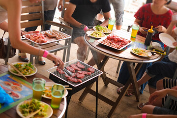 炭火でバーベキュー