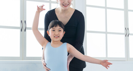 Fototapeta na wymiar バレエを教える講師と女の子