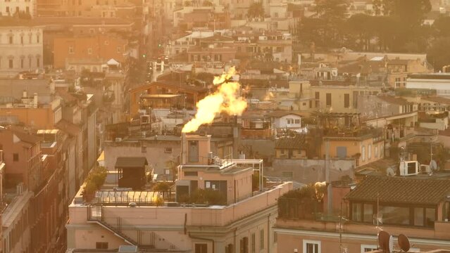 Consumo di gas, inquinamento sui tetti di Roma, Italia.
Il fumo generato dagli impianti di riscaldamento.