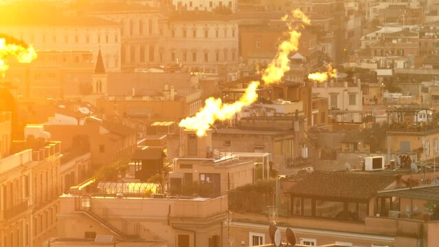 Consumo di gas, inquinamento sui tetti di Roma, Italia.
Il fumo generato dagli impianti di riscaldamento.