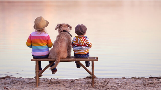 im Fr&uuml;hling am See, Kinder sitzen auf einer Bank