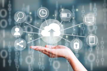 Obraz premium Business woman holding digital cloud computing data in hand.technology concept.