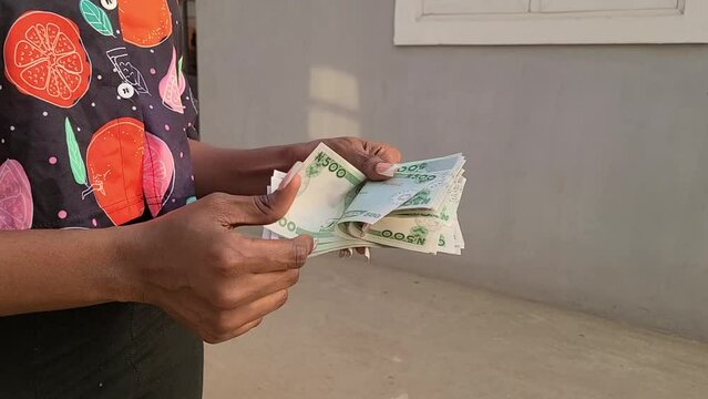 nigerian lady counting the new naira note
