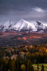 Widok z Przełęczy nad Łapszanką na Tatry Bielskie. Od lewej szczyty: Płaczliwa Skała, Hawrań (najwyższy, w centrum) i Nowy Wierch. © marcin_ciak