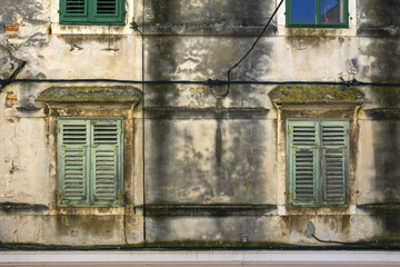 Fototapeta na wymiar City of Croatia, windows in an old house