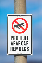 Señal de "prohibido aparcar remolques" (prohibit aparcar remolcs) en catalán (en català)