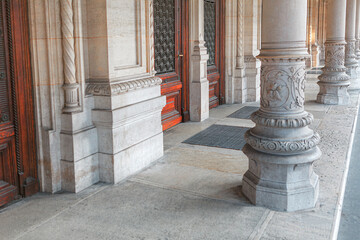 Obraz na płótnie Canvas Architectural Columns and entrance of Opera Vienna