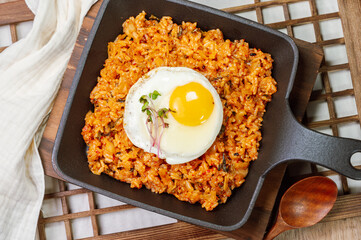 Kimchibokkeumbap, Korean Kimchi Fried Rice : Rice fried with finely chopped kimchi. Beef, pork, onions, green onions, and other vegetables may be added according to taste.
