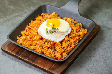 Kimchibokkeumbap, Korean Kimchi Fried Rice : Rice fried with finely chopped kimchi. Beef, pork, onions, green onions, and other vegetables may be added according to taste.