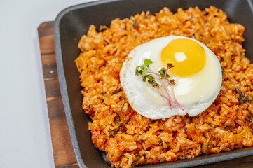 Kimchibokkeumbap, Korean Kimchi Fried Rice : Rice fried with finely chopped kimchi. Beef, pork, onions, green onions, and other vegetables may be added according to taste.