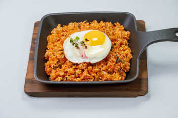 Kimchibokkeumbap, Korean Kimchi Fried Rice : Rice fried with finely chopped kimchi. Beef, pork,...
