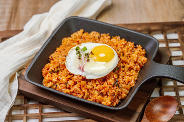 Kimchibokkeumbap, Korean Kimchi Fried Rice : Rice fried with finely chopped kimchi. Beef, pork, onions, green onions, and other vegetables may be added according to taste.
