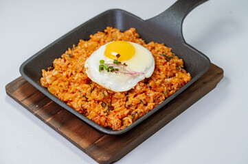 Kimchibokkeumbap, Korean Kimchi Fried Rice : Rice fried with finely chopped kimchi. Beef, pork, onions, green onions, and other vegetables may be added according to taste.