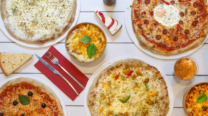 Composition des plats de restauration rapide sur fond rustique foncé, vue de dessus. Assortiment...