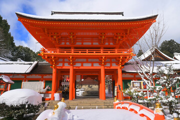 雪化粧の京都市世界遺産 上賀茂神社の楼門