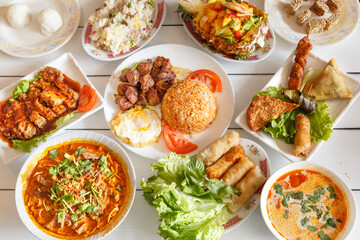 Composition des plats thailandais, servie sur fond blanc, vue de dessus. Ensemble de cuisine thaïlandaise. 