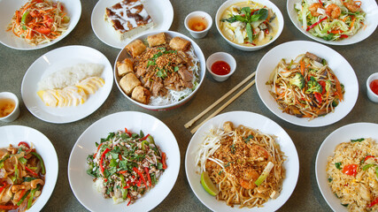 Composition des plats thailandais, servie sur fond rustique foncé, vue de dessus. Ensemble de...