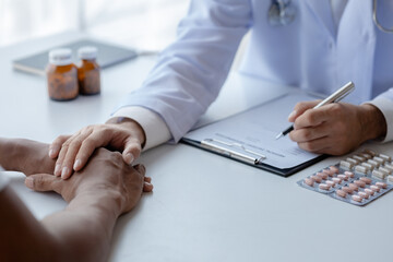 Doctor are recommending medicines to patients after being examined and diagnosed by the patient's doctor, the concept of treatment and symptomatic medication dispensing by the pharmacist.