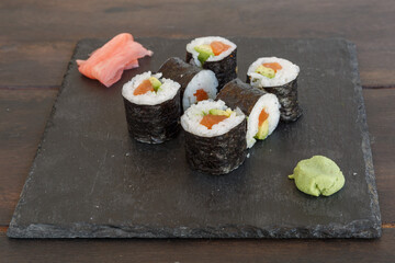 Maki avocat saumon sur une ardoise. Cuisine japonaise.