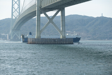 明石海峡大橋を通過する貨物船