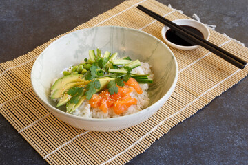 Poke bowl de saumon avocat, edamame, riz et sauce soja