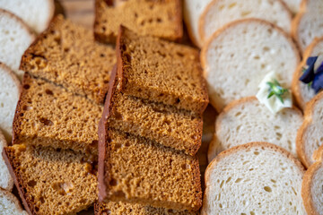 pains de mie et pain d'épice en tranche sur une assiette de buffet