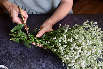 Florist at work. How to make gypsophila paniculata wedding wreath, step by step, tutorial.