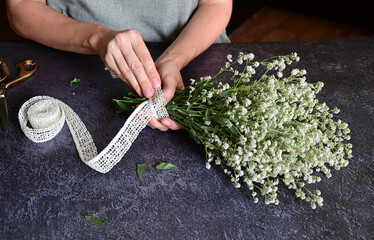 Florist at work. How to make gypsophila paniculata wedding wreath, step by step, tutorial.