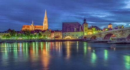 Obraz premium Regensburg Steinerne Brücke Brückturm Dom beleuchtet