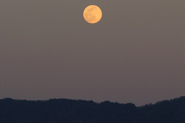 山と満月

