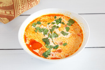 Soupe piquante au poulet et lait de coco. Spécialité thaïlandaise