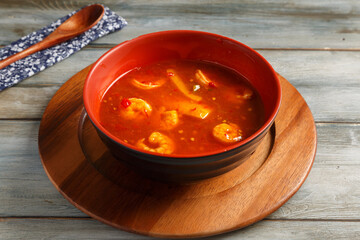 Soupe épicée de crevettes. Spécialité thaïlandaise.