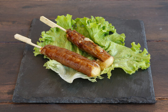 Brochette de yakitori boeuf au fromage sur une ardoise. Sp&eacute;cialit&eacute; japonaise.