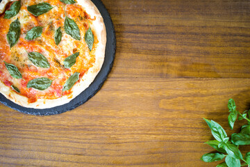 ピザ・マルゲリータ（バジルを添えて）