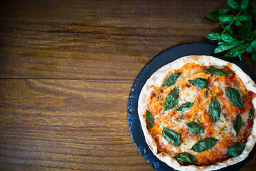 ピザ・マルゲリータ（バジルを添えて）