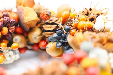 沢山の木の実が付いた可愛い秋冬クリスマスリースのアップ