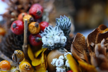 沢山の木の実が付いた可愛い秋冬クリスマスリースのアップ