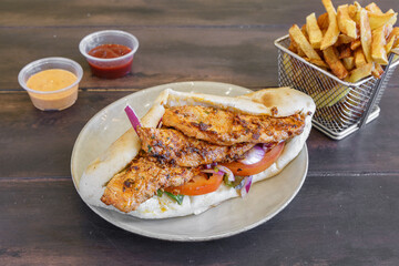Sandwich kebab fait maison dans une assiette sur une table en bois. Döner Kebab gros plan.