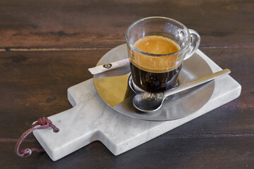 Une tasse de café sur un plateau en mabre