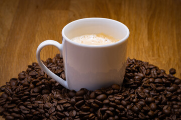 Obraz premium Different types of coffee: drinkable coffee, coffee beans and ground coffee