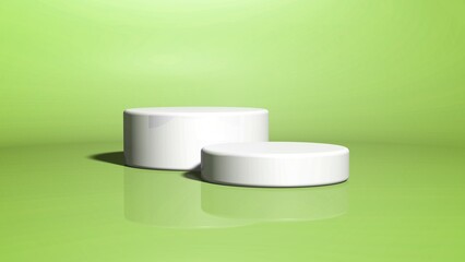 zwei weiße Podeste vor einem grünen, leicht spiegelnden Hintergrund