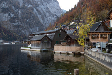 Fototapeta na wymiar hallsttat mountain village surrounded by lakes and trees in autumn