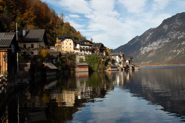 Fototapeta na wymiar hallsttat mountain village surrounded by lakes and trees in autumn